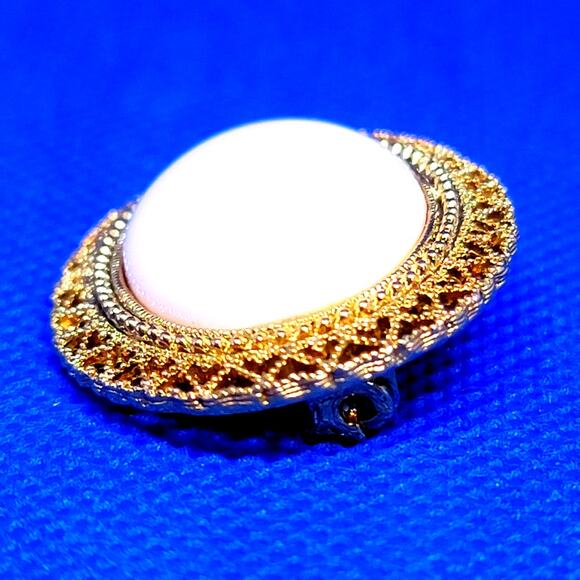 VNTG Pastel Pink Cabochon Pin With Shiny Gold Heart Filligree Trim Brand 1928 - Picture 3 of 8